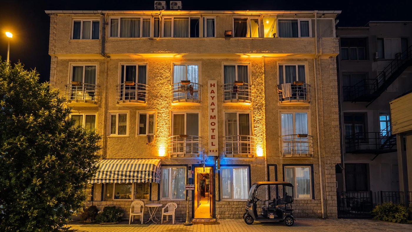 Hayat Motel Avşa gece dış cephe